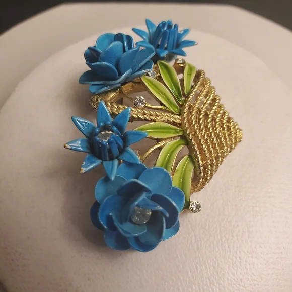 Vintage Trifari Floral Basket Brooch in Blue and Gold - Picture 6 of 8